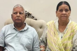 प्रशांत किशोर मीडिया से बातचीत करते हुए, बिहार में लालू प्रसाद यादव और राबड़ी देवी की Z+ सुरक्षा हटाए जाने के फैसले पर प्रतिक्रिया देते हुए