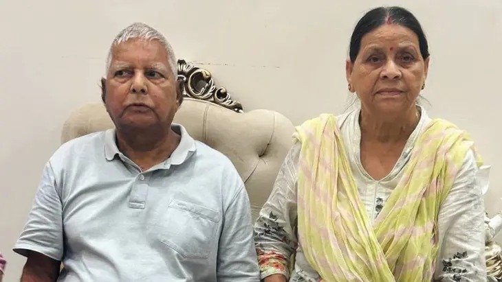 प्रशांत किशोर मीडिया से बातचीत करते हुए, बिहार में लालू प्रसाद यादव और राबड़ी देवी की Z+ सुरक्षा हटाए जाने के फैसले पर प्रतिक्रिया देते हुए