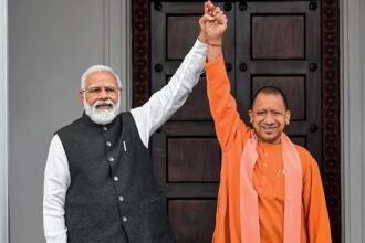 प्रधानमंत्री नरेंद्र मोदी और मुख्यमंत्री योगी आदित्यनाथ की तस्वीर के साथ उत्तर प्रदेश में विकास परियोजनाओं, राम मंदिर, जेवर एयरपोर्ट, गंगा एक्सप्रेसवे और महाकुंभ की झलक दिखाती हुई ग्राफिक