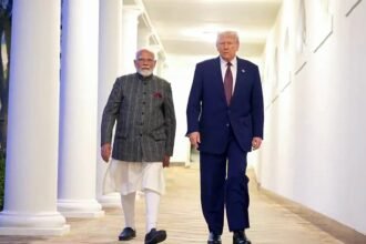 प्रधानमंत्री नरेंद्र मोदी G7 शिखर सम्मेलन में विश्व नेताओं के साथ बैठक करते हुए और वैश्विक मुद्दों पर चर्चा