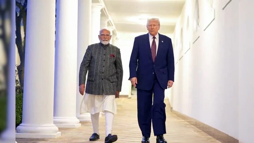 प्रधानमंत्री नरेंद्र मोदी G7 शिखर सम्मेलन में विश्व नेताओं के साथ बैठक करते हुए और वैश्विक मुद्दों पर चर्चा