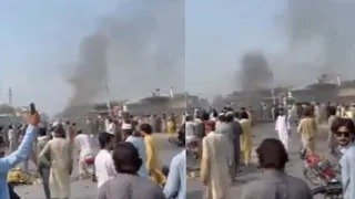 पाकिस्तान के मरदान में क्रैश हुआ PAF ट्रेनिंग विमान, आग के बड़े गोले में तब्दील होता हादसे का दृश्य और मौके पर मौजूद राहत दल