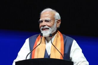 अमेरिका और ईरान शांति समझौते की प्रतीकात्मक छवि, साथ में प्रधानमंत्री नरेंद्र मोदी और वैश्विक शांति का ग्राफिक