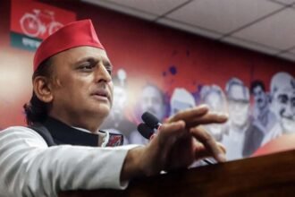 लखनऊ में समाजवादी पार्टी मुख्यालय में अखिलेश यादव कार्यकर्ताओं को संबोधित करते हुए, भाजपा सरकार पर आरोप लगाते हुए भाषण देते हुए