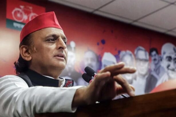 लखनऊ में समाजवादी पार्टी मुख्यालय में अखिलेश यादव कार्यकर्ताओं को संबोधित करते हुए, भाजपा सरकार पर आरोप लगाते हुए भाषण देते हुए