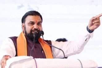 बिहार के मुख्यमंत्री सम्राट चौधरी गयाजी में टेक्नोलॉजी सेंटर के शिलान्यास कार्यक्रम को संबोधित करते हुए, मंच पर मौजूद अधिकारी और जनसमूह