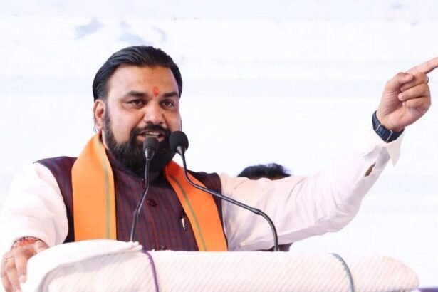 बिहार के मुख्यमंत्री सम्राट चौधरी गयाजी में टेक्नोलॉजी सेंटर के शिलान्यास कार्यक्रम को संबोधित करते हुए, मंच पर मौजूद अधिकारी और जनसमूह