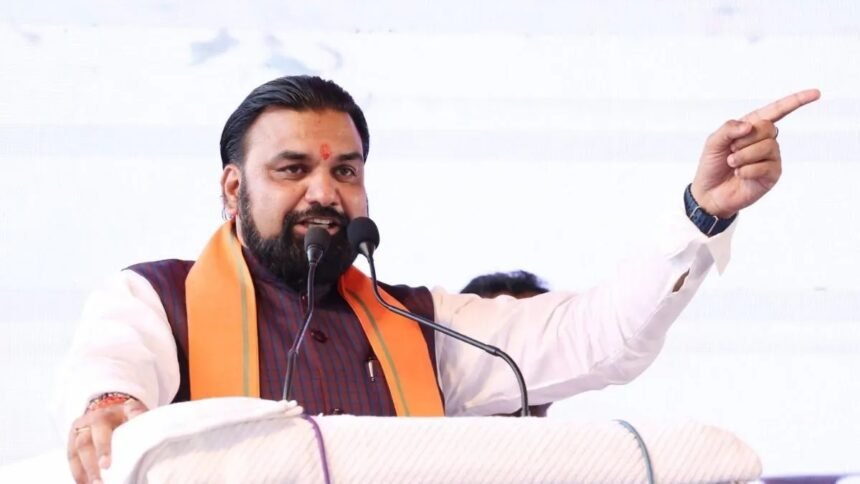 बिहार के मुख्यमंत्री सम्राट चौधरी गयाजी में टेक्नोलॉजी सेंटर के शिलान्यास कार्यक्रम को संबोधित करते हुए, मंच पर मौजूद अधिकारी और जनसमूह