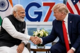 फ्रांस के एवियन में G-7 समिट के दौरान प्रधानमंत्री नरेंद्र मोदी विश्व नेताओं के साथ बैठक में शामिल होते हुए, फ्रांसीसी राष्ट्रपति इमैनुएल मैक्रॉन और अन्य नेता मौजूद