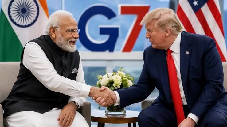 फ्रांस के एवियन में G-7 समिट के दौरान प्रधानमंत्री नरेंद्र मोदी विश्व नेताओं के साथ बैठक में शामिल होते हुए, फ्रांसीसी राष्ट्रपति इमैनुएल मैक्रॉन और अन्य नेता मौजूद