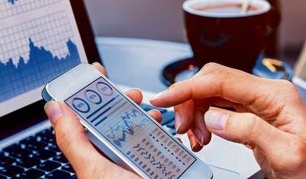 शेयर बाजार ग्राफ और सेबी (SEBI) भवन की प्रतीकात्मक तस्वीर, निवेशक डेटा और वित्तीय चार्ट के साथ बाजार में बदलाव की तैयारी का संकेत