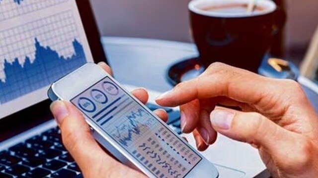 शेयर बाजार ग्राफ और सेबी (SEBI) भवन की प्रतीकात्मक तस्वीर, निवेशक डेटा और वित्तीय चार्ट के साथ बाजार में बदलाव की तैयारी का संकेत