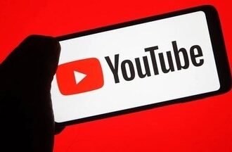 स्मार्टफोन पर YouTube वीडियो देखते हुए एक यूजर, स्क्रीन पर वीडियो चल रहा है और मोबाइल डेटा उपयोग से जुड़ी सेटिंग्स दिखाई दे रही हैं