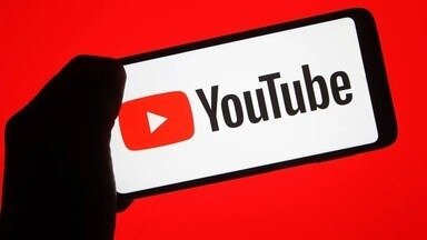 स्मार्टफोन पर YouTube वीडियो देखते हुए एक यूजर, स्क्रीन पर वीडियो चल रहा है और मोबाइल डेटा उपयोग से जुड़ी सेटिंग्स दिखाई दे रही हैं
