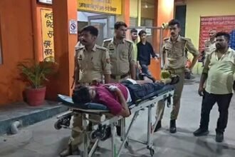 मुरादाबाद के कुंदरकी में अंकित हत्याकांड के मुख्य आरोपी और 25 हजार रुपये के इनामी निखिल चौधरी को पुलिस मुठभेड़ के बाद गिरफ्तार कर अस्पताल ले जाती हुई।