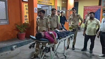 मुरादाबाद के कुंदरकी में अंकित हत्याकांड के मुख्य आरोपी और 25 हजार रुपये के इनामी निखिल चौधरी को पुलिस मुठभेड़ के बाद गिरफ्तार कर अस्पताल ले जाती हुई।