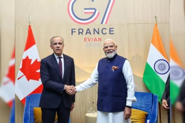 जी7 समिट में भारत और कनाडा के प्रधानमंत्री की मुलाकात के दौरान व्यापार और FTA समझौते पर चर्चा करते हुए दोनों नेताओं की प्रतीकात्मक छवि