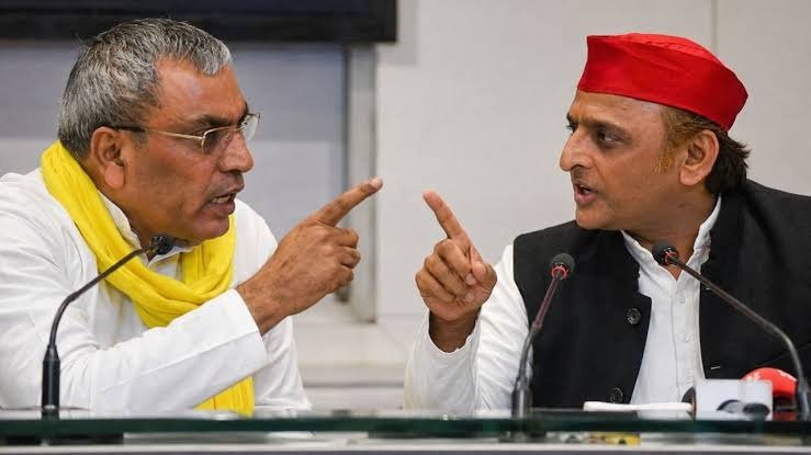 अखिलेश यादव और ओम प्रकाश राजभर के बीच राजनीतिक बयानबाजी को दर्शाती प्रतीकात्मक तस्वीर, सपा में टूट के दावे पर बढ़ी सियासी हलचल