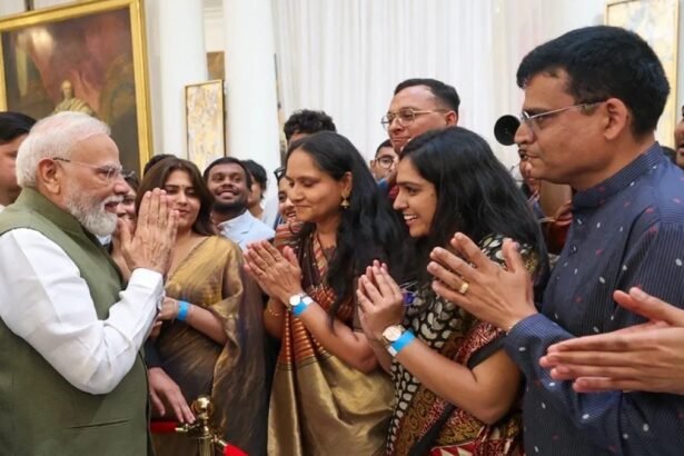 पेरिस में प्रधानमंत्री नरेंद्र मोदी का भारतीय समुदाय द्वारा गर्मजोशी से स्वागत करते हुए दृश्य, लोग तिरंगा लहराते हुए और पीएम मोदी से मुलाकात करते हुए दिखाई दे रहे हैं
