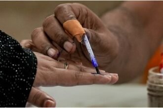 महाराष्ट्र विधानसभा परिषद और झारखंड-मिजोरम राज्यसभा चुनाव के दौरान विधानसभा में मतदान करते विधायक, मतपेटियों के साथ चुनाव प्रक्रिया चलती हुई