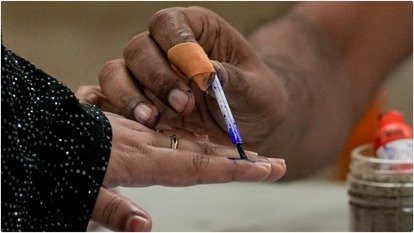 महाराष्ट्र विधानसभा परिषद और झारखंड-मिजोरम राज्यसभा चुनाव के दौरान विधानसभा में मतदान करते विधायक, मतपेटियों के साथ चुनाव प्रक्रिया चलती हुई
