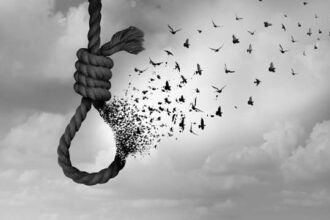 ग्रेटर नोएडा के दादरी क्षेत्र में एक घर के कमरे में महिला का शव मिलने के बाद पुलिस जांच करती हुई और फॉरेंसिक टीम मौके से साक्ष्य जुटाती हुई