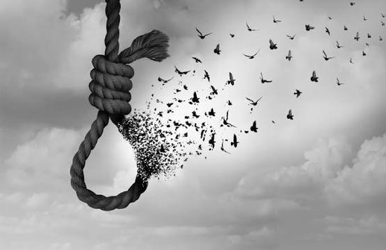 ग्रेटर नोएडा के दादरी क्षेत्र में एक घर के कमरे में महिला का शव मिलने के बाद पुलिस जांच करती हुई और फॉरेंसिक टीम मौके से साक्ष्य जुटाती हुई