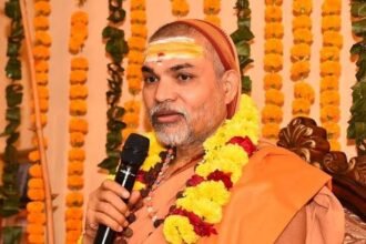 बड़ौत में शंकराचार्य अविमुक्तेश्वरानंद सरस्वती का लोगों द्वारा स्वागत करते हुए दृश्य, जहां वे गौ संरक्षण और राम मंदिर ट्रस्ट पर बयान दे रहे हैं