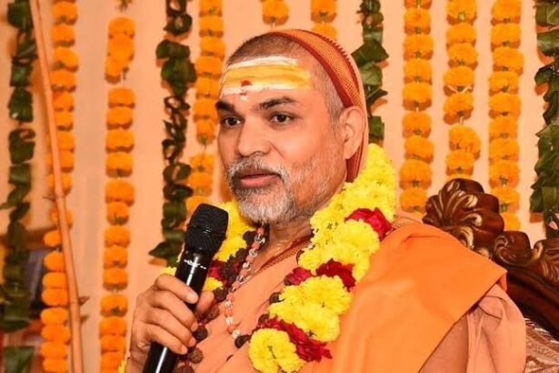बड़ौत में शंकराचार्य अविमुक्तेश्वरानंद सरस्वती का लोगों द्वारा स्वागत करते हुए दृश्य, जहां वे गौ संरक्षण और राम मंदिर ट्रस्ट पर बयान दे रहे हैं