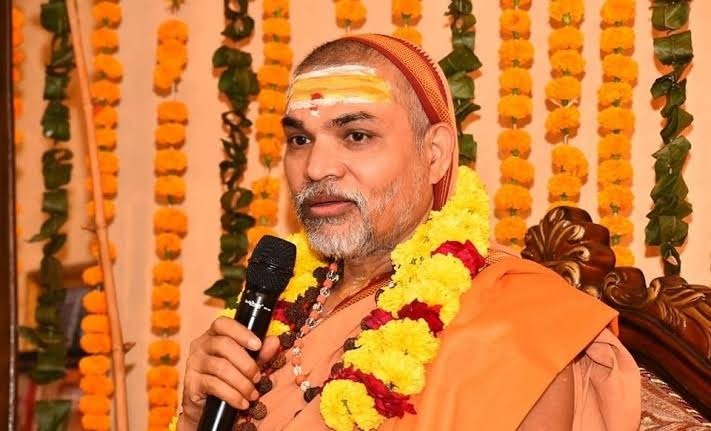 बड़ौत में शंकराचार्य अविमुक्तेश्वरानंद सरस्वती का लोगों द्वारा स्वागत करते हुए दृश्य, जहां वे गौ संरक्षण और राम मंदिर ट्रस्ट पर बयान दे रहे हैं