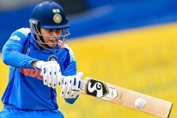नीदरलैंड के खिलाफ मैच में शॉट खेलती भारतीय महिला क्रिकेट टीम की स्टार बल्लेबाज स्मृति मंधाना, टी20 इंटरनेशनल में 600 चौके पूरे करने का ऐतिहासिक रिकॉर्ड बनाते हुए।
