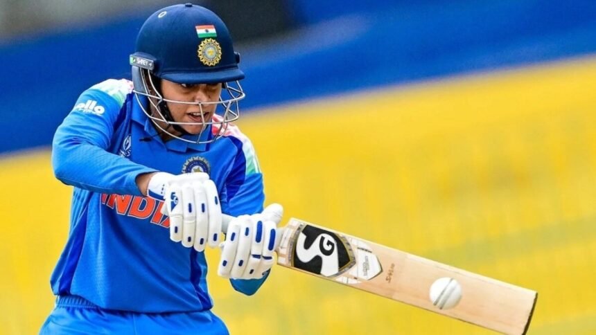 नीदरलैंड के खिलाफ मैच में शॉट खेलती भारतीय महिला क्रिकेट टीम की स्टार बल्लेबाज स्मृति मंधाना, टी20 इंटरनेशनल में 600 चौके पूरे करने का ऐतिहासिक रिकॉर्ड बनाते हुए।