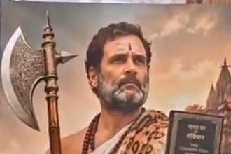 वाराणसी में राहुल गांधी के जन्मदिन पर कांग्रेस कार्यकर्ताओं द्वारा उनकी तस्वीर का गंगा किनारे दुग्धाभिषेक और पूजा करते हुए