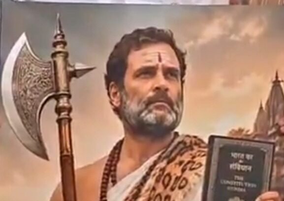 वाराणसी में राहुल गांधी के जन्मदिन पर कांग्रेस कार्यकर्ताओं द्वारा उनकी तस्वीर का गंगा किनारे दुग्धाभिषेक और पूजा करते हुए