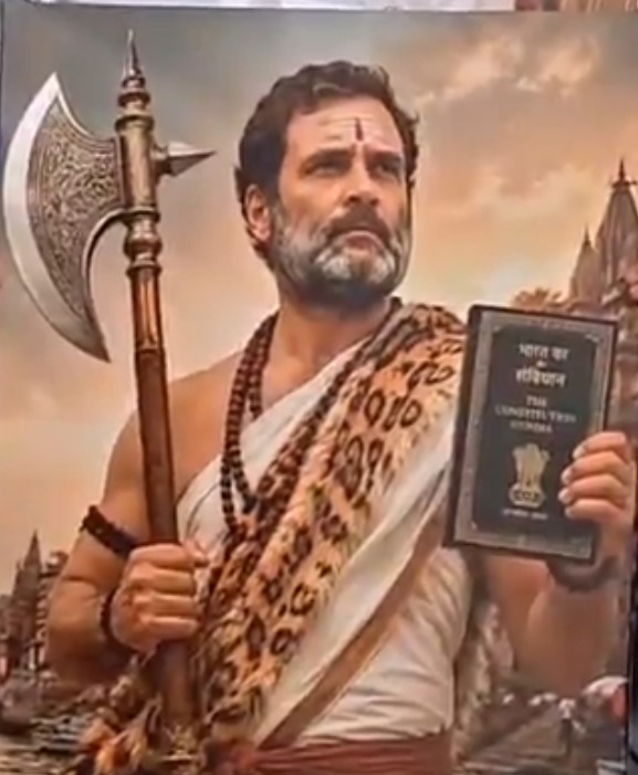 वाराणसी में राहुल गांधी के जन्मदिन पर कांग्रेस कार्यकर्ताओं द्वारा उनकी तस्वीर का गंगा किनारे दुग्धाभिषेक और पूजा करते हुए