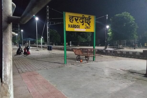 हरदोई के सांडी थाना क्षेत्र में पुलिस सेटिंग के नाम पर ठगी के मामले में शिकायत दर्ज कराती पीड़ित महिला