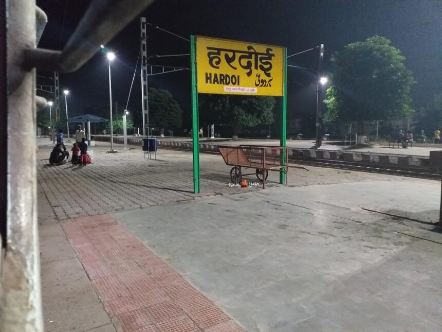 हरदोई के सांडी थाना क्षेत्र में पुलिस सेटिंग के नाम पर ठगी के मामले में शिकायत दर्ज कराती पीड़ित महिला