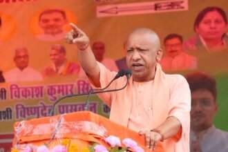 कानपुर में आयोजित प्राकृतिक खेती कार्यशाला-2026 में किसानों को संबोधित करते हुए मुख्यमंत्री योगी आदित्यनाथ, मंच पर मौजूद जनप्रतिनिधि और कृषि क्षेत्र से जुड़े अधिकारी