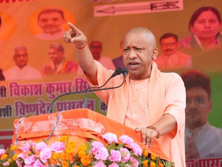 कानपुर में आयोजित प्राकृतिक खेती कार्यशाला-2026 में किसानों को संबोधित करते हुए मुख्यमंत्री योगी आदित्यनाथ, मंच पर मौजूद जनप्रतिनिधि और कृषि क्षेत्र से जुड़े अधिकारी