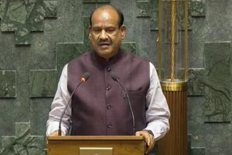 लोकसभा अध्यक्ष ओम बिरला से मुलाकात करते टीएमसी सांसद अभिषेक बनर्जी, 20 बागी सांसदों की सदस्यता रद्द करने की मांग को लेकर याचिका सौंपते हुए