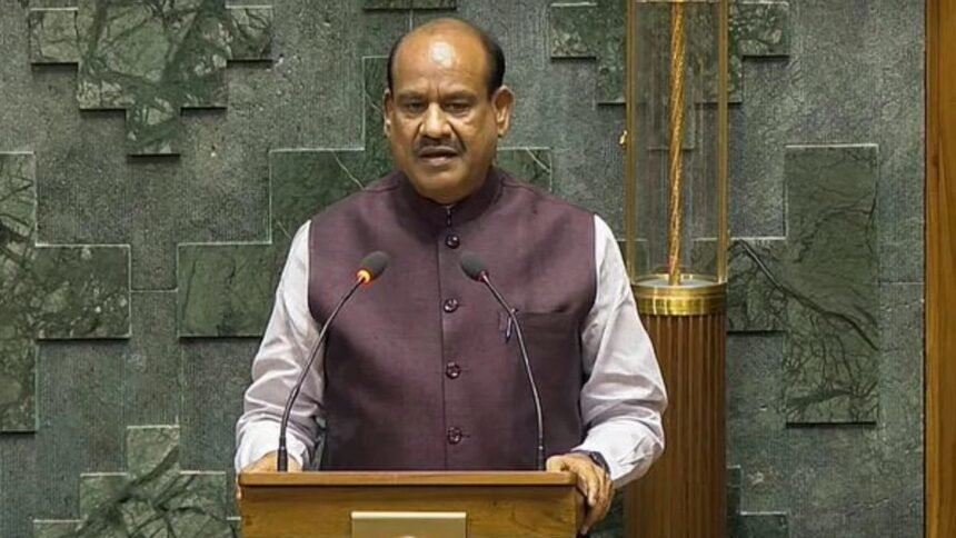 लोकसभा अध्यक्ष ओम बिरला से मुलाकात करते टीएमसी सांसद अभिषेक बनर्जी, 20 बागी सांसदों की सदस्यता रद्द करने की मांग को लेकर याचिका सौंपते हुए