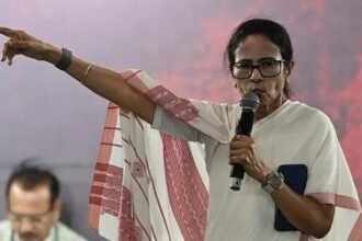 टीएमसी में बढ़े आंतरिक विवाद के बीच बागी गुट ने ममता बनर्जी और अभिषेक बनर्जी के नेतृत्व को चुनौती देते हुए नए अध्यक्ष की घोषणा का दावा किया
