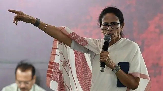 टीएमसी में बढ़े आंतरिक विवाद के बीच बागी गुट ने ममता बनर्जी और अभिषेक बनर्जी के नेतृत्व को चुनौती देते हुए नए अध्यक्ष की घोषणा का दावा किया