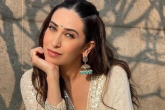 बॉलीवुड अभिनेत्री करिश्मा कपूर की मुस्कुराती हुई तस्वीर, उनके 52वें जन्मदिन पर उनकी फिल्मी और निजी जिंदगी की चर्चा