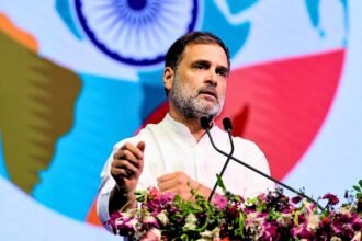 राहुल गांधी की अदालत में सुनवाई से जुड़ी प्रतीकात्मक तस्वीर, जिसमें मानहानि केस और हाईकोर्ट की कार्यवाही को दर्शाया गया है