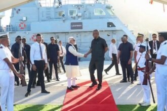 सेशेल्स दौरे के दौरान प्रधानमंत्री नरेंद्र मोदी राष्ट्रपति पैट्रिक हर्मिनी को मेड इन इंडिया फास्ट पेट्रोल वेसल पीएस लेस्पवार सौंपते हुए।