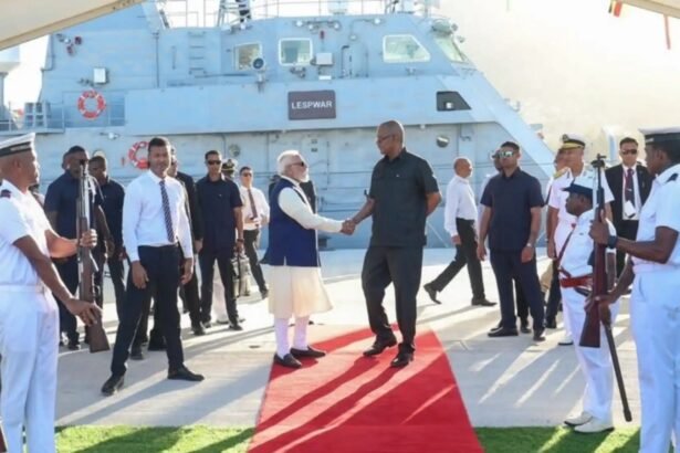 सेशेल्स दौरे के दौरान प्रधानमंत्री नरेंद्र मोदी राष्ट्रपति पैट्रिक हर्मिनी को मेड इन इंडिया फास्ट पेट्रोल वेसल पीएस लेस्पवार सौंपते हुए।