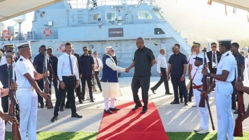 सेशेल्स दौरे के दौरान प्रधानमंत्री नरेंद्र मोदी राष्ट्रपति पैट्रिक हर्मिनी को मेड इन इंडिया फास्ट पेट्रोल वेसल पीएस लेस्पवार सौंपते हुए।