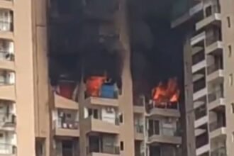 नोएडा सेक्टर 119 अरण्या सोसायटी में एसी विस्फोट के बाद फ्लैट में लगी भीषण आग
