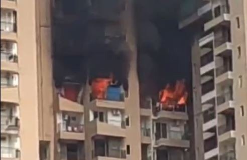 नोएडा सेक्टर 119 अरण्या सोसायटी में एसी विस्फोट के बाद फ्लैट में लगी भीषण आग